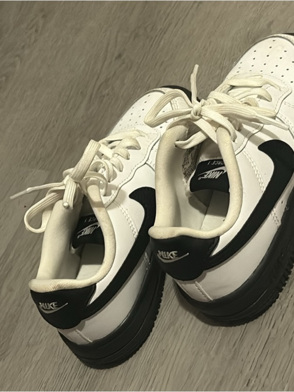 Nike Women's White and Black Low-Profile Sneakers